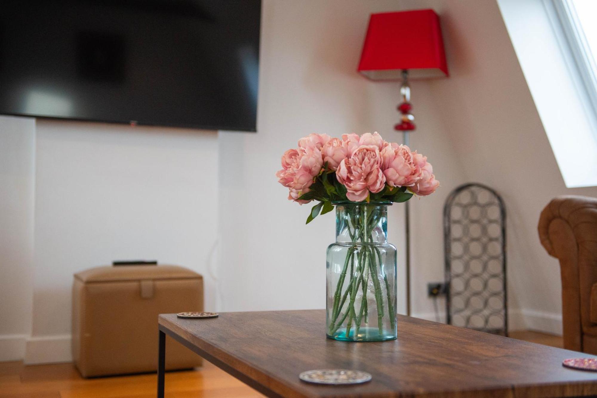 Stylish Townhouse, Work Desk, Fast Wi-Fi, Sleeps 6 Στάμφορντ Εξωτερικό φωτογραφία